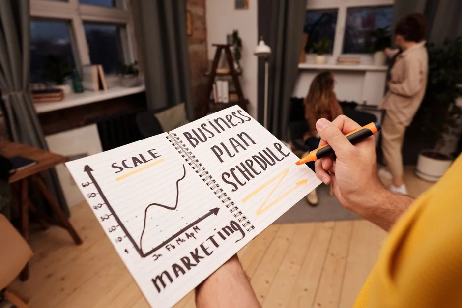 hero-img-02 Équipe collaborant sur l’analyse de données financières avec des graphiques sur ordinateur portable et des documents.